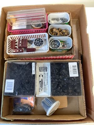 une boîte d'objets assortis posée sur une table