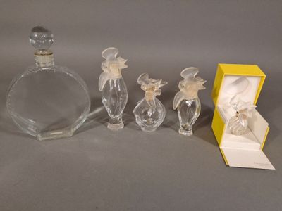 trois figurines en verre posées à côté d'une boîte jaune