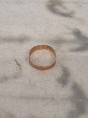 un anneau au sol, avec une ombre au sol