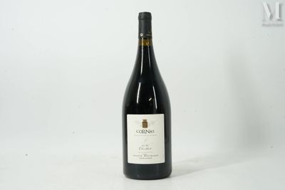 une bouteille de vin posée sur une table