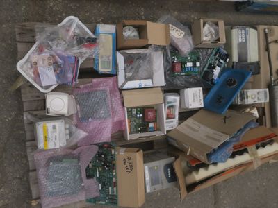 un tas de matériel électronique posé sur une palette au sol