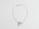 un collier de perles blanches avec une chaîne en argent sur fond blanc