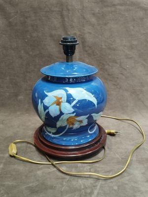 un vase bleu orné d'un motif représentant un poisson rouge