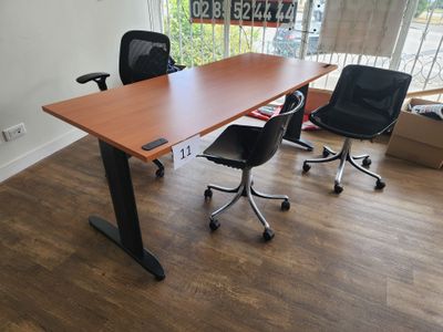 un bureau avec deux chaises et une affiche accrochée au mur