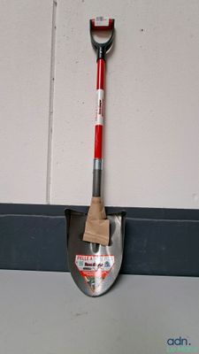 une pelle rouge et blanche accrochée au mur