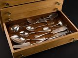 many spoons and spoon spoons in a wooden box
