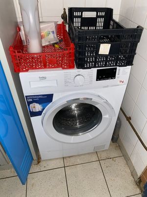 un lave-linge et un sèche-linge dans une petite pièce