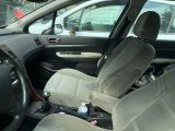 l'intérieur d'une voiture dont les sièges avant et le siège passager sont rabattus