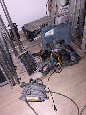 un tas d'outils qui traînent par terre