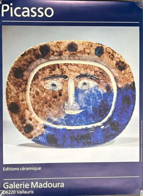 une photo d'une photo d'une assiette sur laquelle figure un visage