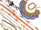 un gros plan sur un assortiment de colliers sur fond blanc