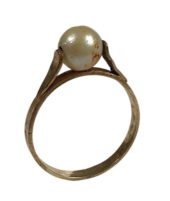 l'image d'une bague en or avec une perle au milieu