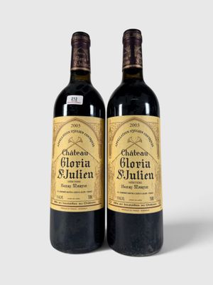 deux bouteilles de vin posées l'une à côté de l'autre sur une surface blanche