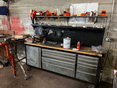 une image d'un établi dans un garage avec des outils