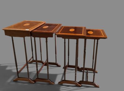 deux tables posées sur une surface grise, sur lesquelles se trouve un plateau