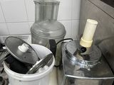 un mixeur posé sur un plan de travail dans une cuisine