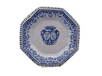 une assiette bleue et blanche sur laquelle est représenté un lion