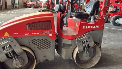 une photo en gros plan d'un rouleau compresseur rouge