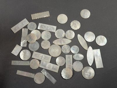 une pile de pièces d'argent sur une surface noire