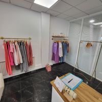 EXT- -Fauteuil garni de tissu beige à piètement étoilé métal… (photo 4)