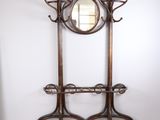 un porte-manteau muni d'un miroir