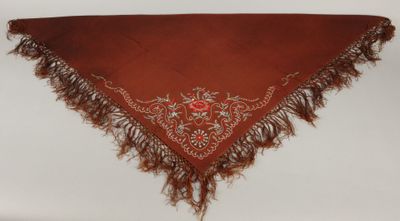 une image représentant un bandana rouge orné de franges