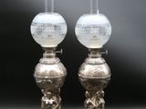 paire de bougeoirs anciens en argent avec des globes en verre dépoli