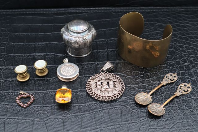 Bracelet rigide laiton, pommeau d’ombrelle métal argenté, deux pe...