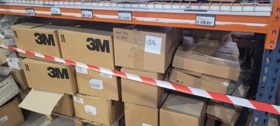 de nombreuses boîtes sur les étagères du magasin, entourées de ruban adhésif rouge et blanc