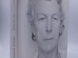 une image représentant un livre sur lequel figure la photo d'un homme