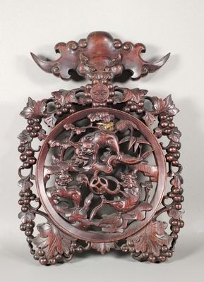 un cadre en bois orné d'une image de dragon