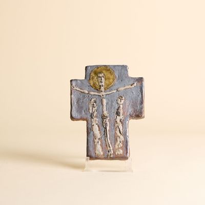 une croix sur laquelle figure Jésus, posée sur un fond blanc