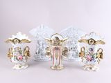trois vases sont posés les uns à côté des autres sur une table