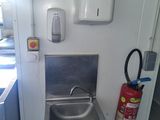 un lavabo et un extincteur dans une petite pièce
