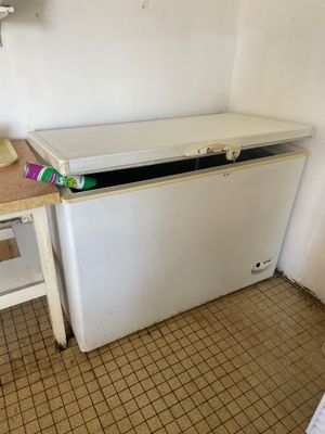 un réfrigérateur blanc posé dans un coin de la cuisine