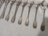 de nombreuses cuillères et cuillères à soupe alignées sur une table