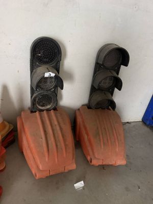 quatre paires de chaussures posées par terre
