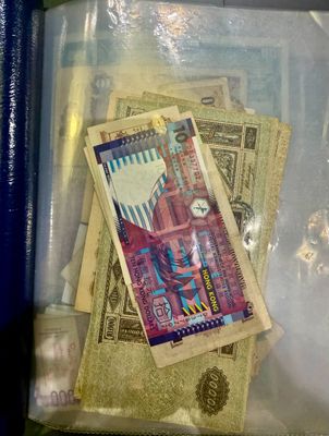 un sac en plastique contenant de l'argent, posé sur une table