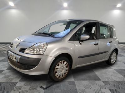 la photo d'une voiture argentée garée dans un garage