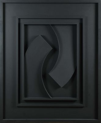 un gros plan d'une porte noire ornée d'un motif abstrait
