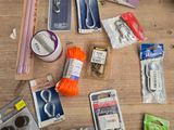 de nombreux objets posés sur une table en bois