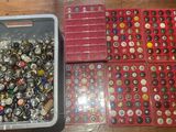 beaucoup de capsules de bouteilles dans une corbeille posée sur la table