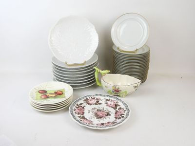 many plates that are stacked on top of each other