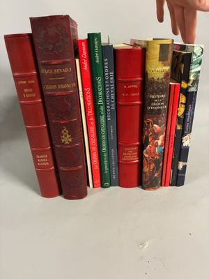 plusieurs livres empilés sur une table