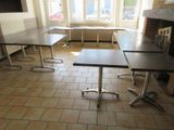des tables et des chaises dans une pièce avec une cheminée