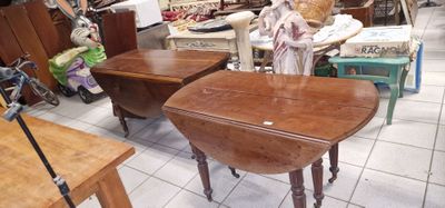 une table avec un plateau rabattable dans un magasin