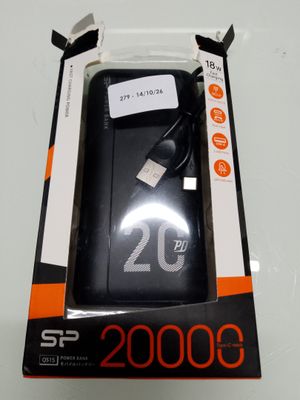 une boîte contenant un chargeur, posée sur une table