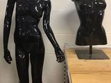 trois mannequins exposés dans une pièce