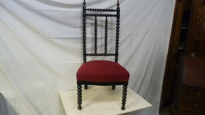 une chaise posée sur une table