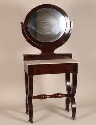une petite table sur laquelle se trouve un miroir